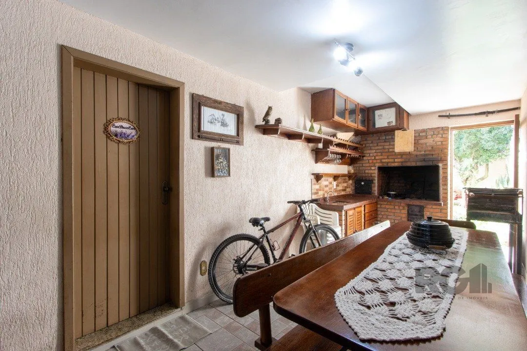 Imagem Casa de alvenaria, 3 quartos, 1 suíte, 4 banheiros e 5 vagas de garagem.