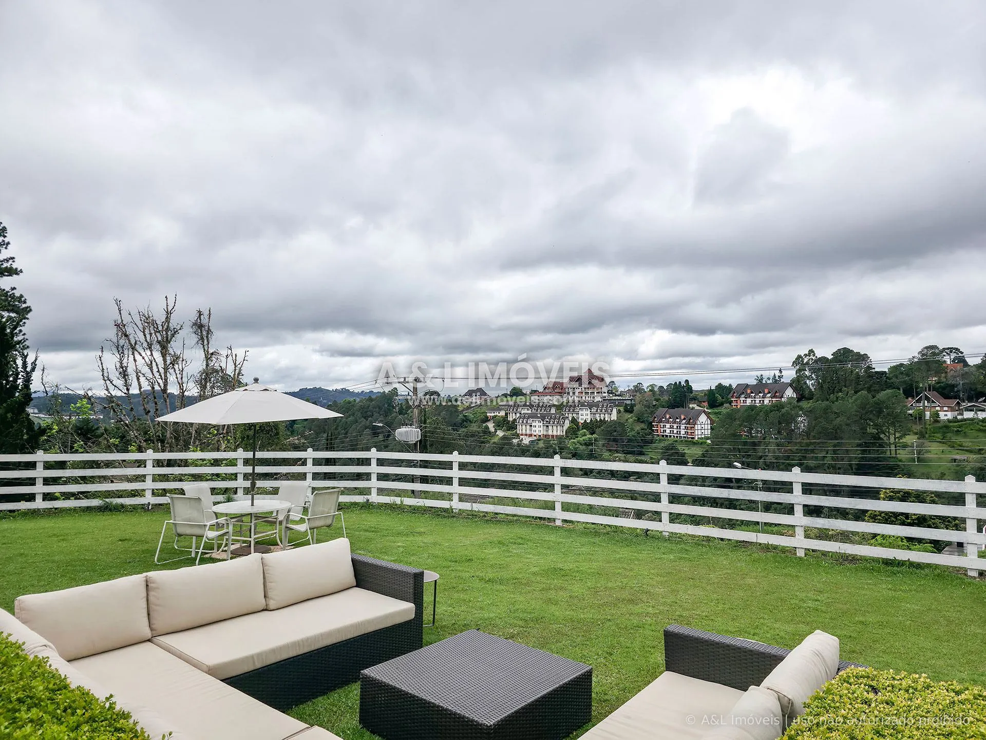 Imagem Casa com lareira, calefação e jardim no Alto do Capivari