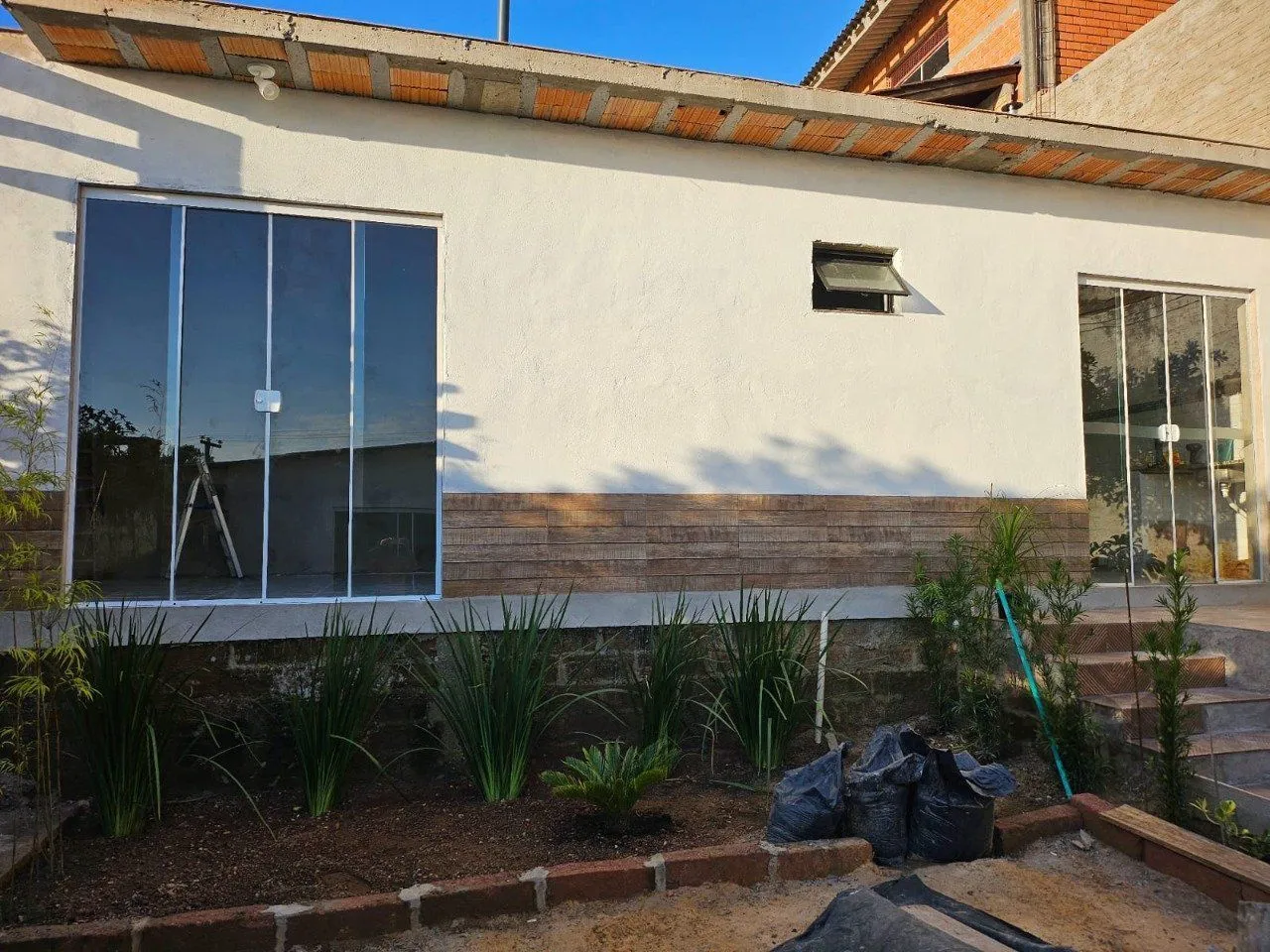 Imagem Terreno com casa com 3 quartos, vaga de garagem, no bairro Ipanema, Porto Alegre/RS