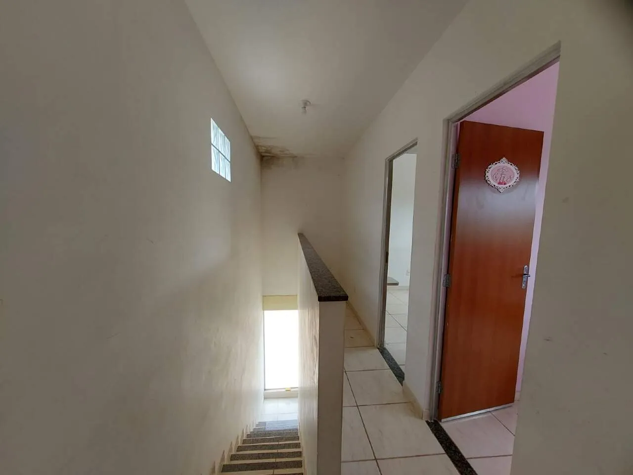 Imagem CASA AMPLA+3 VAGAS+2BANHEIROS+ARMARIO EMBUTIDO NO QUARTO