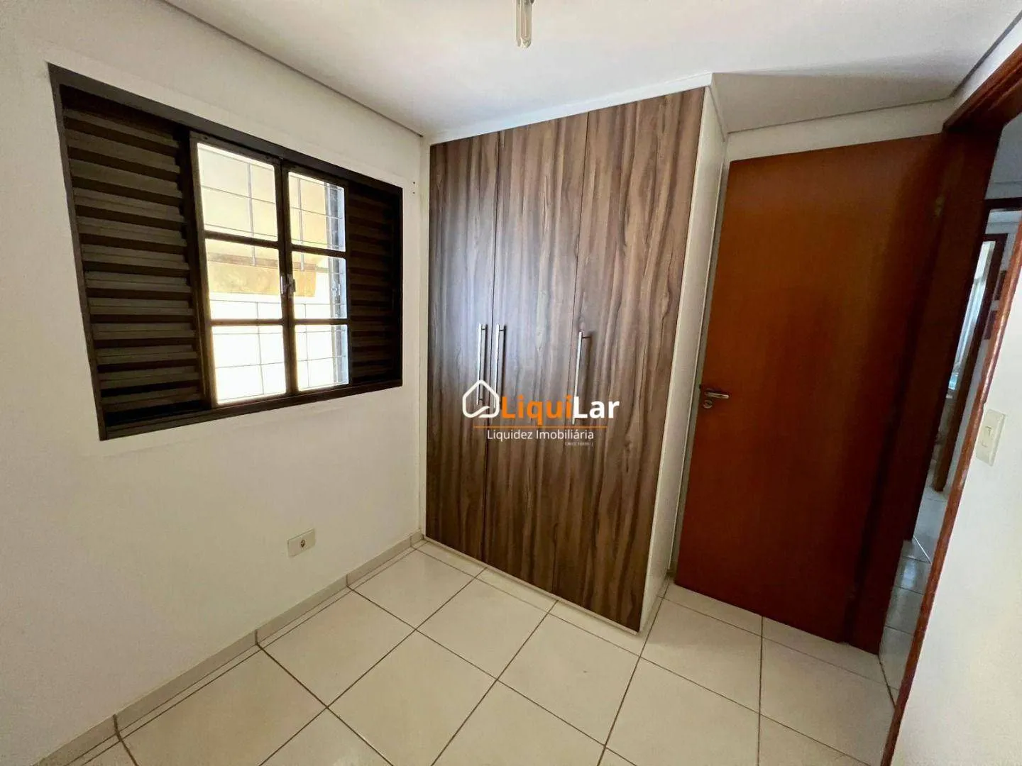 Imagem Sobrado à Venda no Condomínio Residencial Polonês 1 com 3 Quartos, 2 Suítes e Localização Privilegiada.