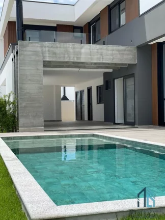 Imagem Casa a venda, Alto padrão, 04 suítes, piscina, no centro de Camboriú SC