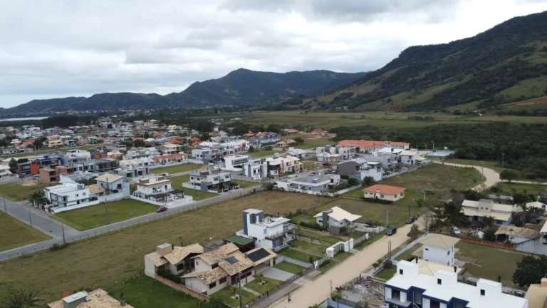 Imagem Terreno à venda em Garopaba-SC, bairro Areias de Palhocinha, 408m² de área. Adquira já!