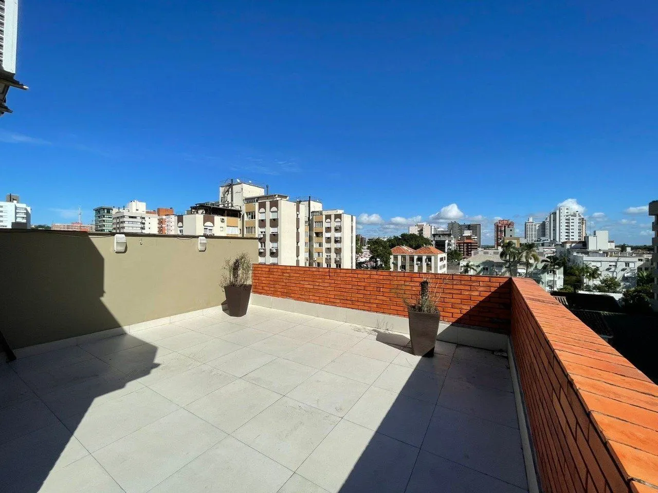 Imagem Cobertura a venda 5 Quartos, suíte e 2 vagas, no Bairro Menino Deus, Poa/RS