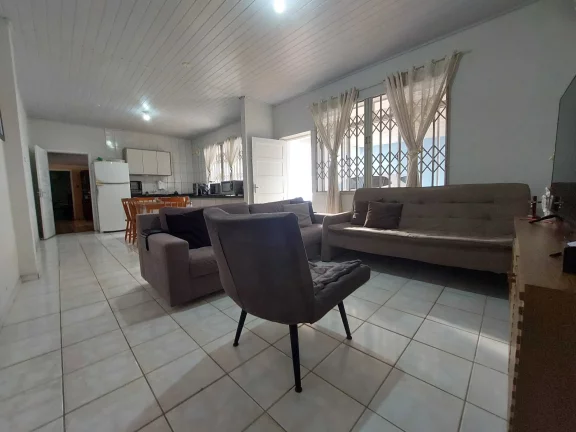 Imagem Casa com Edícula tendo 3 dormitórios sendo 1 suíte e 3 vagas no bairro São Marcos em Joinville