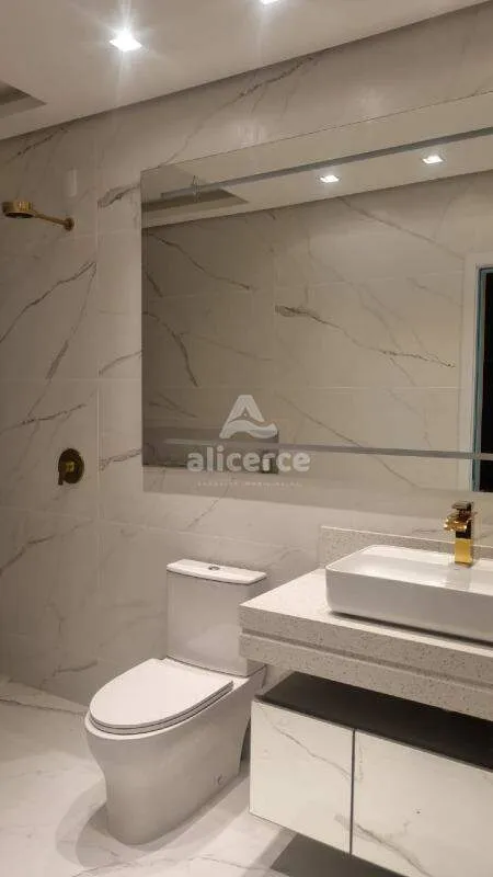 Imagem Casa de Alto Padrão com Fundos para o Lago - 3 Dormitórios I 1 Suíte I 2 Vagas de Garagem - em Acqua Condomínio Clube, Deltaville - Biguaçu/SC