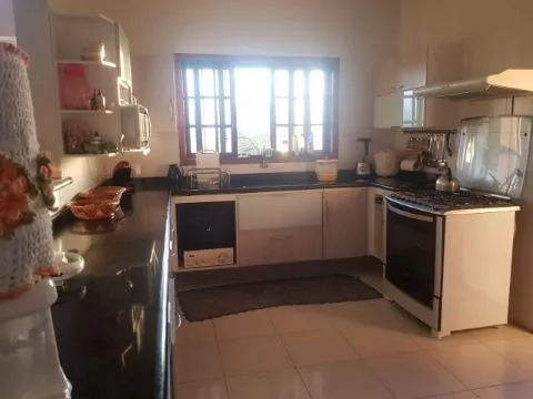 Imagem VENDA DE CASA CONDOMÍNIO IBIRAPITANGA A/T 800m² A/C 350m³ com 4 dormitórios sendo 2 suítes, lavabo, sala 3 ambientes, cozinha americana, piscina, chur