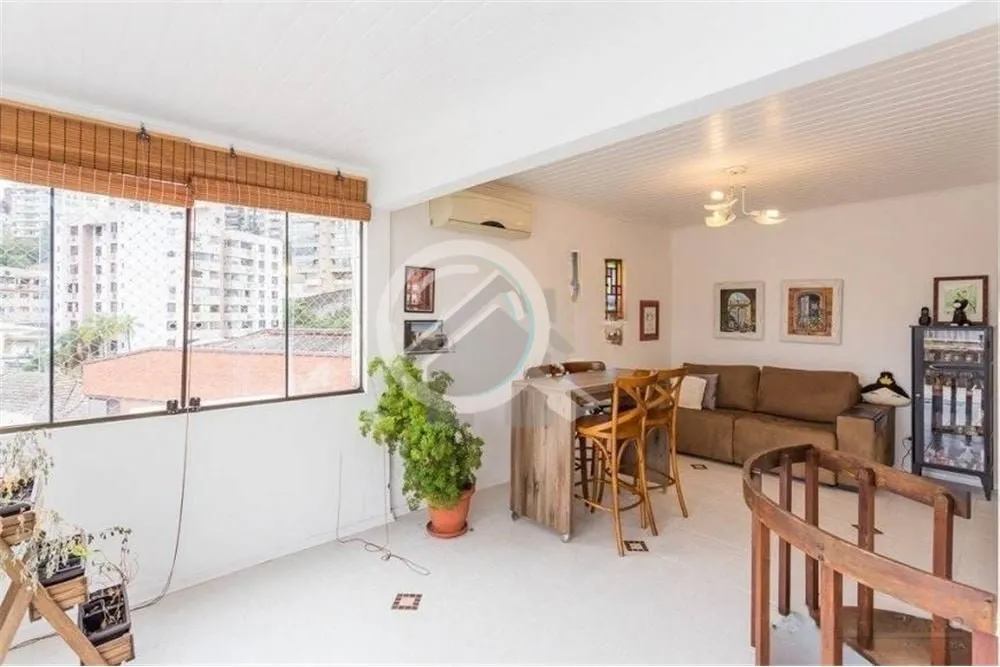 Imagem Explore uma rara oportunidade de residir no coração do prestigiado bairro Moinhos de Vento, em Por...