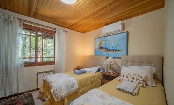 Imagem Casa em Gramado de 4 dormitórios e 4 vagas