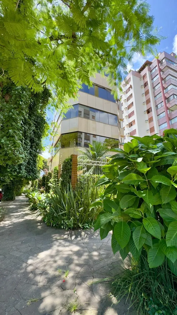 Imagem MÁFFER IMÓVEIS ALUGA Magnífico apartamento de 4 dormitórios - Auxiliadora | Porto Alegre Rua General Couto de Magalhães 2 vagas de garagem Vista espetacular para o Guaíba