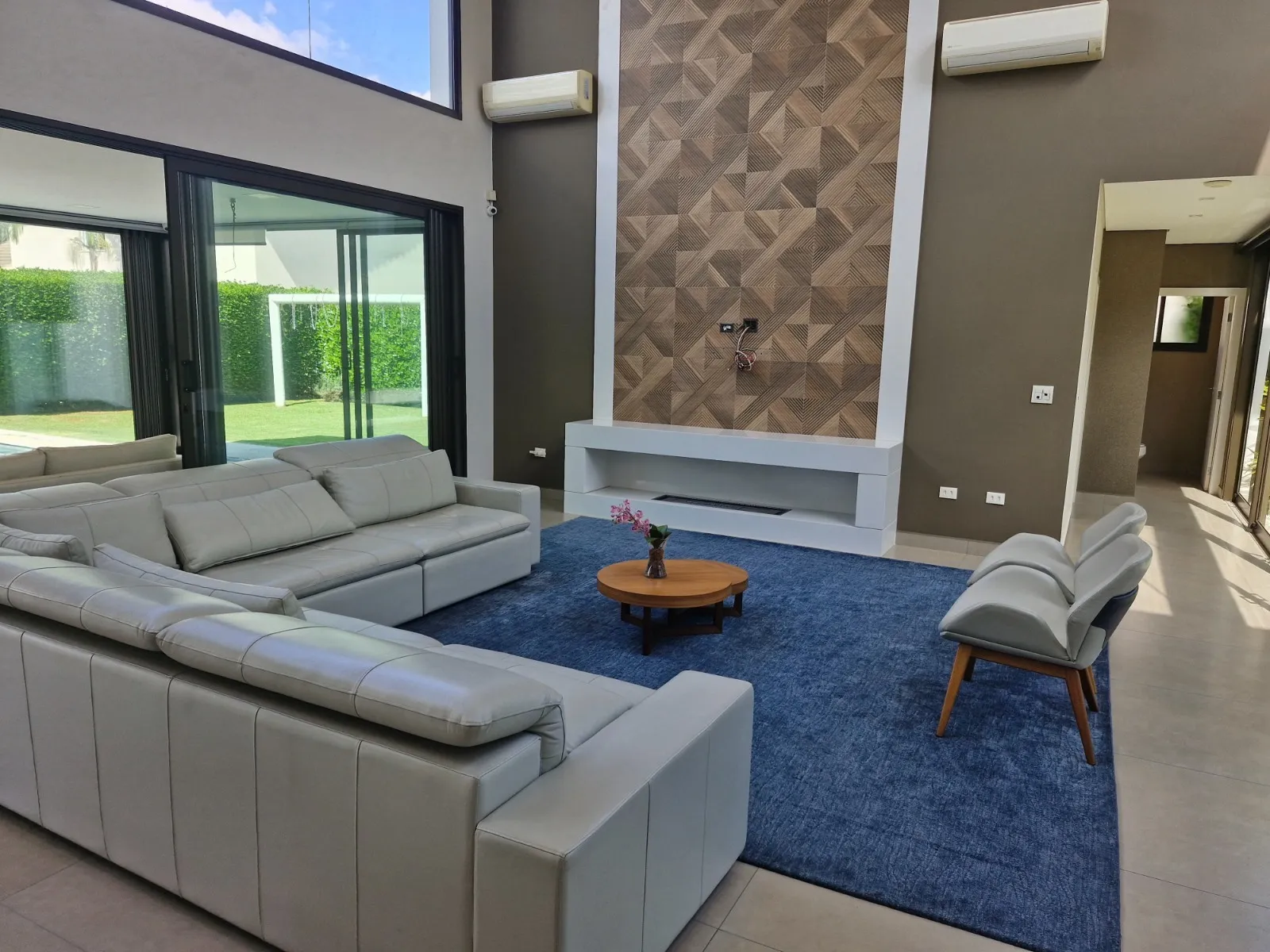 Imagem Casa de alto padrão para locação no Lago Azul Golf Club, Araçoiaba da Serra, com 4 suítes, piscina aquecida e 465 m²