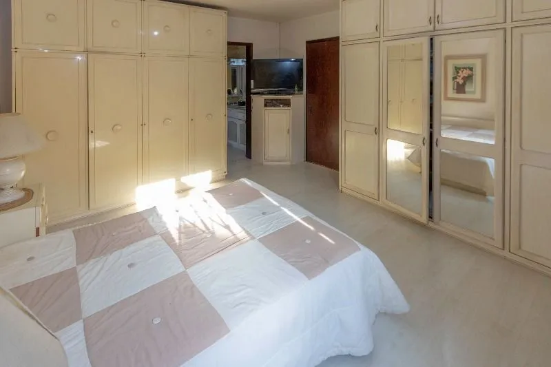 Imagem Casa para Venda - 420m², 5 dormitórios, sendo 2 suites, 6 vagas - Nonoai