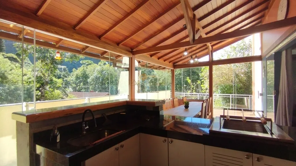 Imagem Casa em Condomínio para Venda em Teresópolis / RJ no bairro Cascata dos Amores
