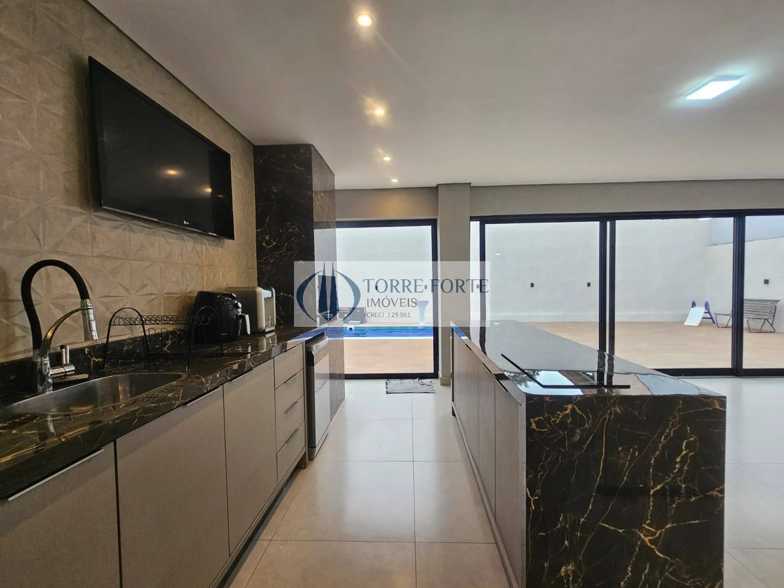 Imagem Ótima casa 396 m², 3 dormitórios sendo 1 suíte, 5 banheiros, em S.C do Sul