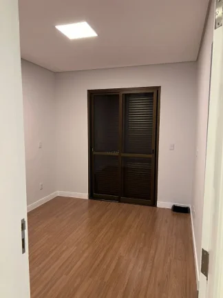 Imagem Apartamento de luxo no Morumbi: 4 quartos, 2 suítes, 3 banheiros, 5 vagas de garagem, 200m² - São Paulo-SP.