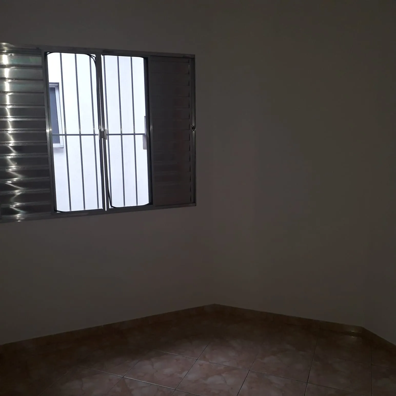 Imagem "Residência Confortável e Prática: Garagem Coberta, Três Dormitórios Aconchegantes, Sala Ampla, Cozinha Espaçosa e Mais! Descubra o Seu Novo Lar."