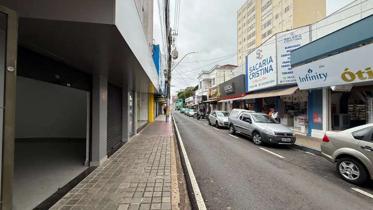 Imagem Excelente sala comercial disponível para locação na rua voluntários da franca ao lado da praça da catedral de Franca/SP