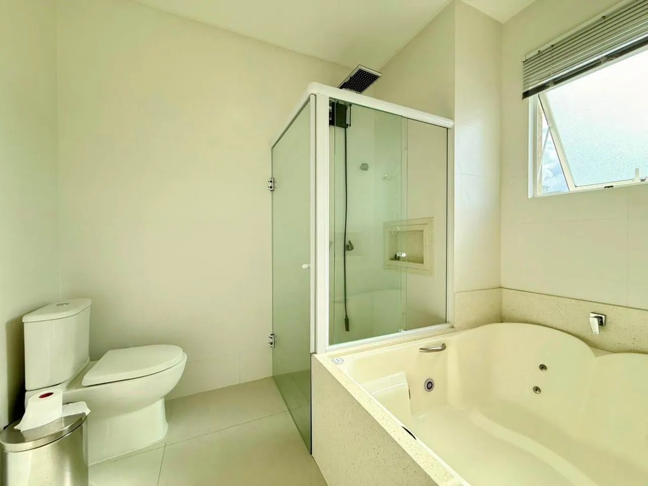 Imagem Apartamento à venda em Itapema, Meia Praia, com 3 quartos, 136m2
