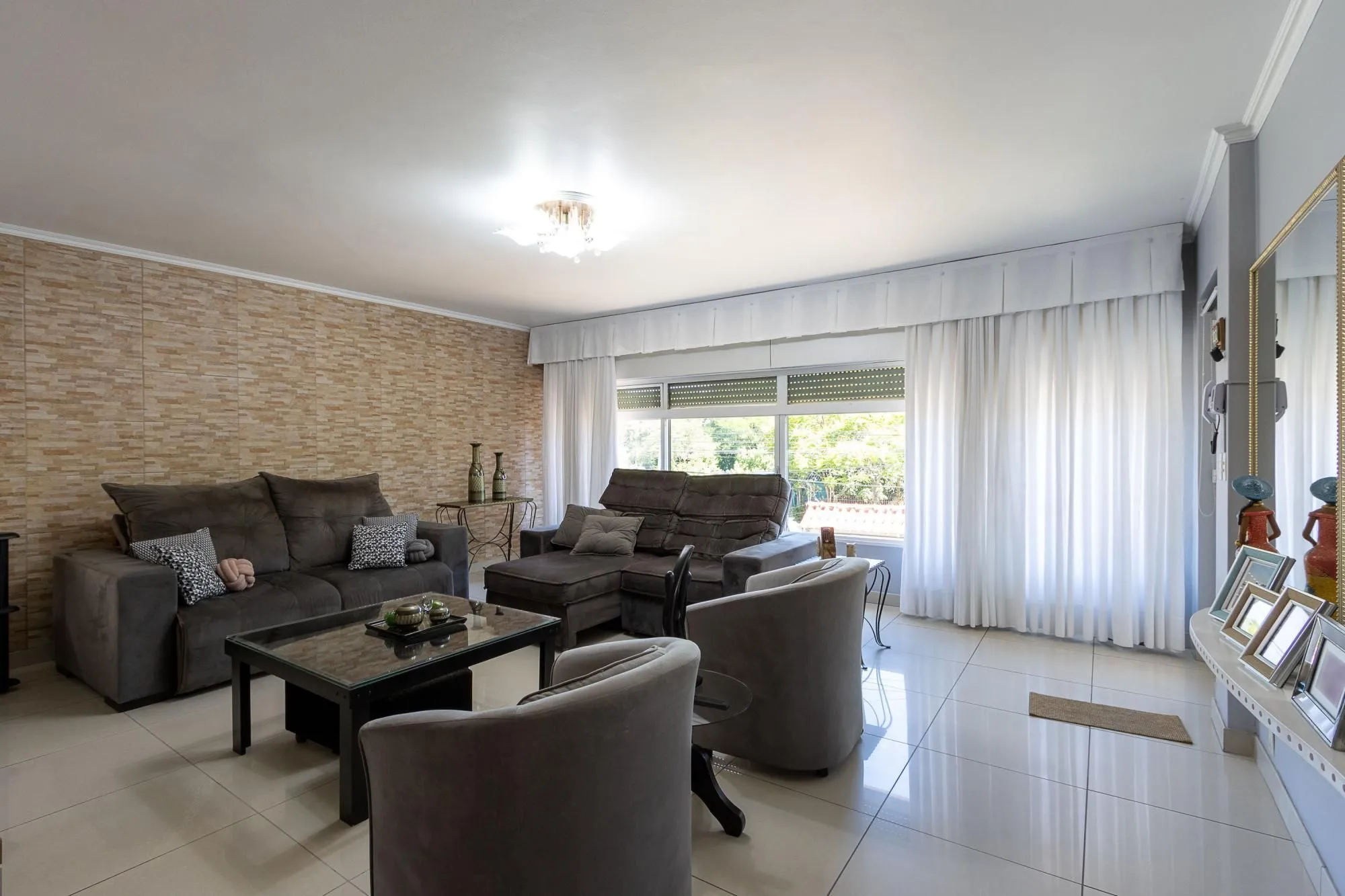 Imagem Casa de alvenaria, 4 dormitórios, 2 suítes, bairro Cristal.