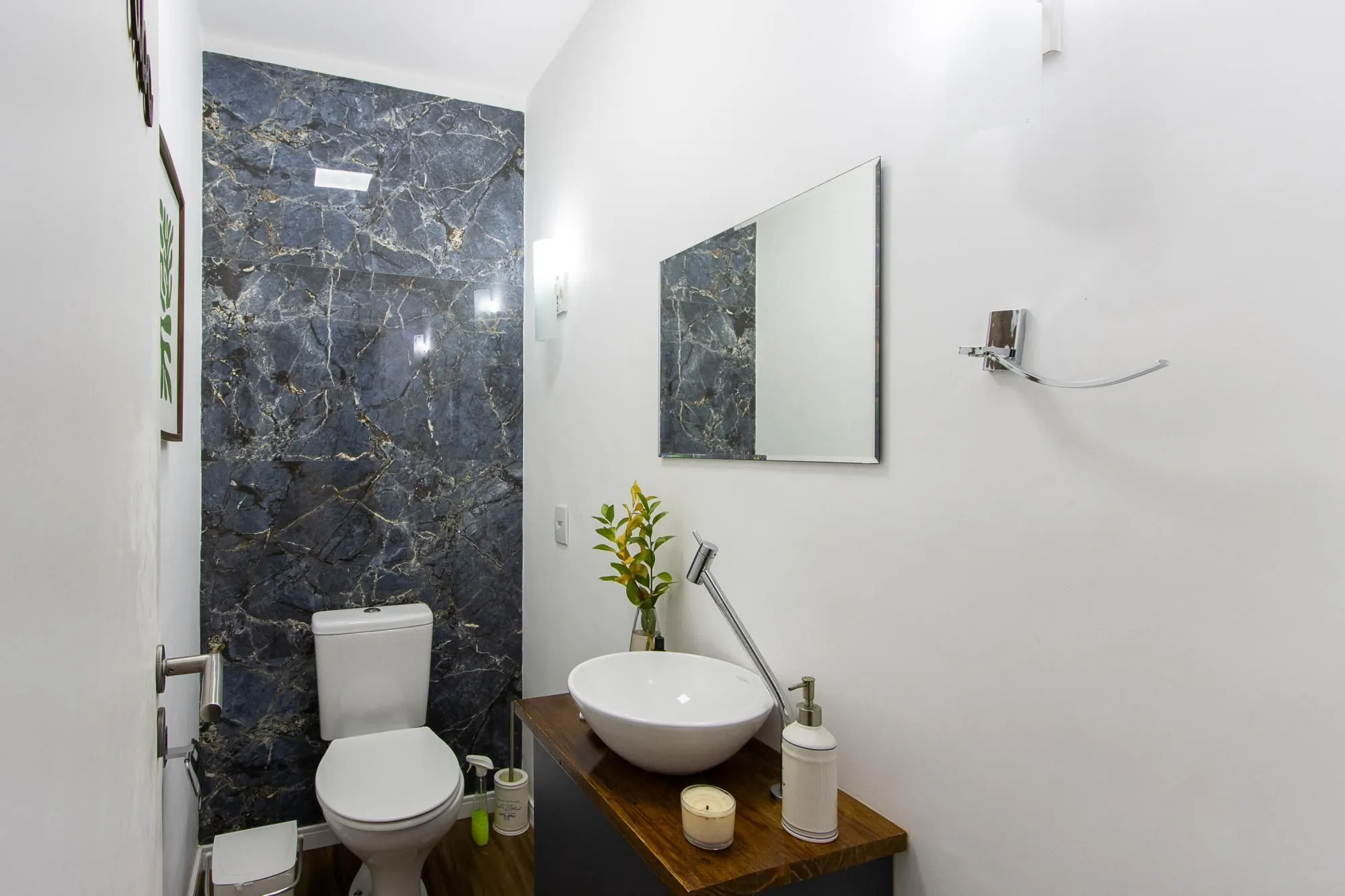 Imagem Linda casa totalmente reformada, 3 quartos (1 suite), 2 vagas cobertas - Bairro Nonoai
