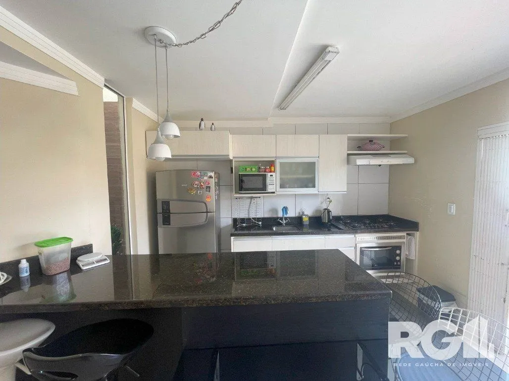 Imagem Bela casa três dormitórios localizada nos altos do bairro Guarujá