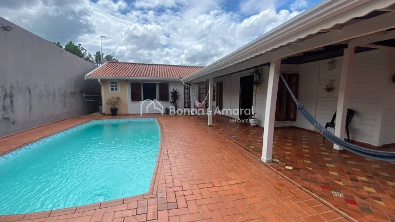 Imagem Casa térrea de madeira, com excelente distribuição. São 3 suítes, sendo 1 suíte máster com hi...