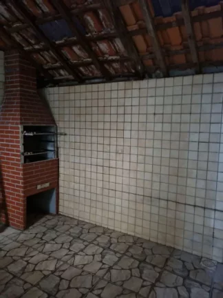 Imagem Sobrado individual à venda no Maracanã em Praia Grande-SP, com 2 dormitórios sendo suítes, sala ampla, cozinha com armários planejados, 1 lavabo, banheiro com box e gabinete, lavanderia, churrasqueira, vaga de garagem, portão em alumínio, a 150 metros da 