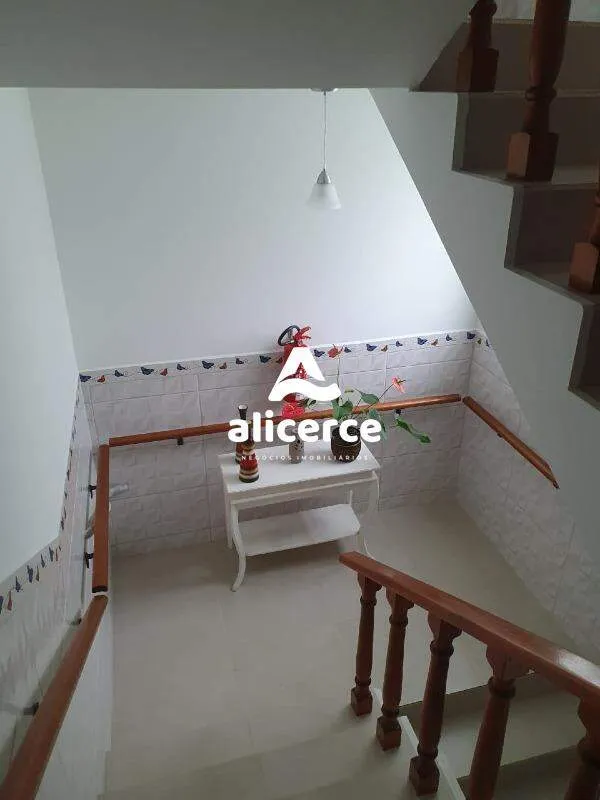 Imagem Casa à venda l 6 Dormitórios, 2 suítes l 370m² l Ponta de Baixo - São José/SC