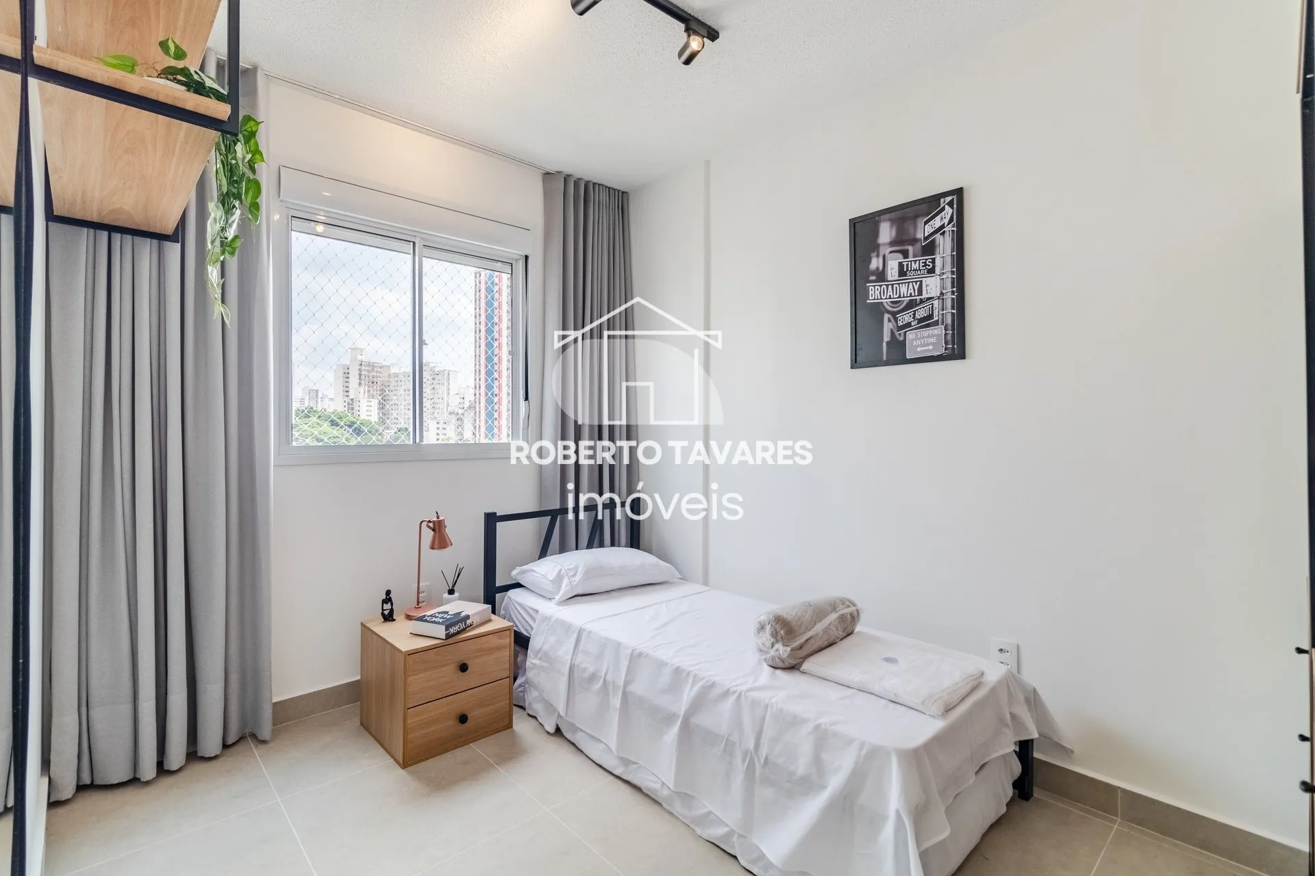 Imagem Apartamento totalmente mobiliado - O imóvel conta com 2 quartos, sendo 1 suíte, além de uma vaga de garagem.