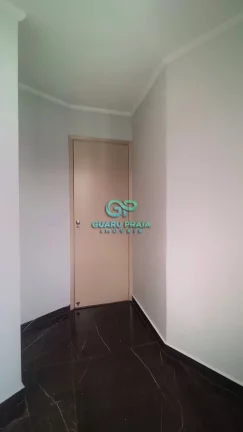 Imagem 3 quartos, sala para 2 ambientes com sacada, reformado, piso em porcelanato, cozinha com armários, banheiro social e de serviço, área de serviço.
