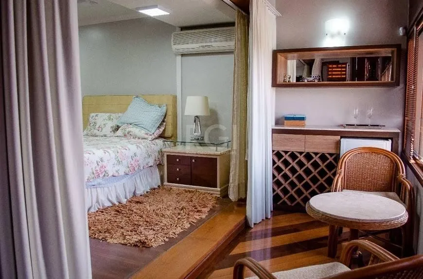 Imagem Casa com 5 dormitórios, 550 m² no Bairro Vila Jardim - Porto Alegre/RS