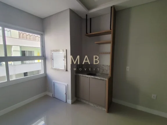 Imagem Apartamento de 2 dormitórios sendo 1 suíte, sala, cozinha, lavanderia, banheiro social, churrasqueira e vaga de garagem. O condomínio conta com elevad