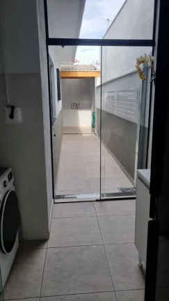 Imagem Casa térrea, 3 dormitórios (1 suíte), 2 vagas, Sjc.