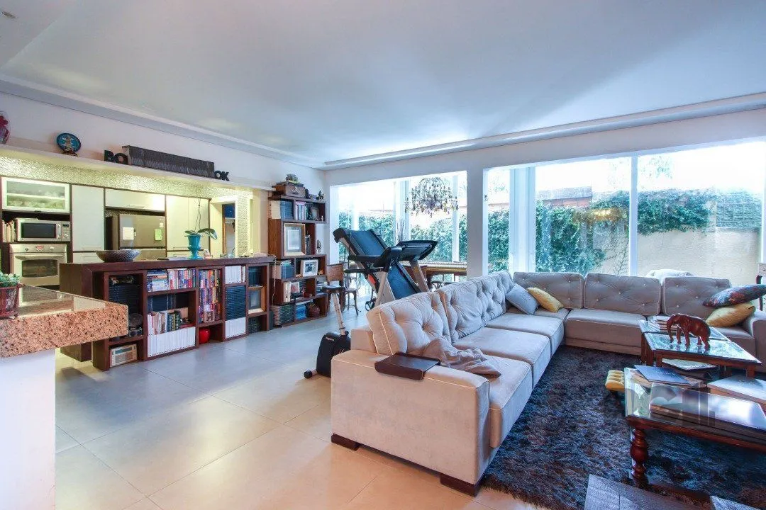 Imagem Casa com 327m² de área privativa, oferecendo 3 dormitórios, sendo 3 suítes
