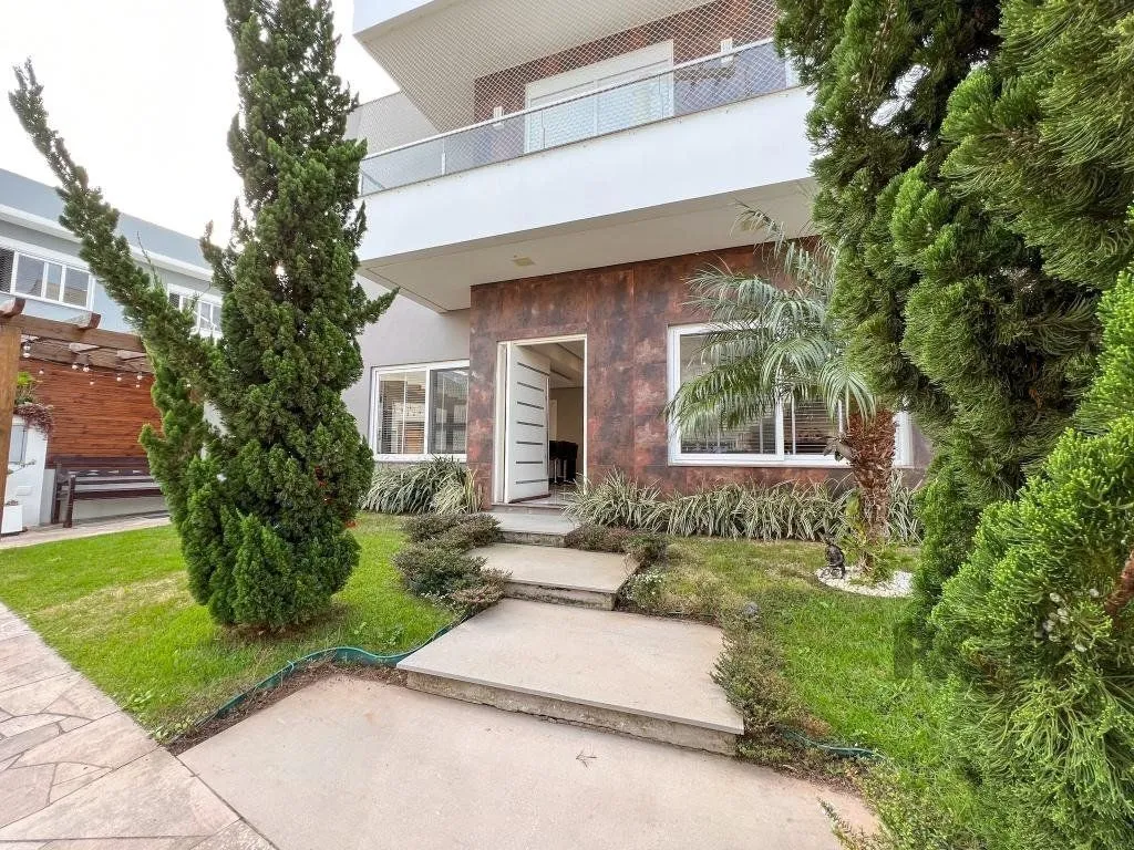 Imagem Excelente residência com aproximadamente 242m² privativos,