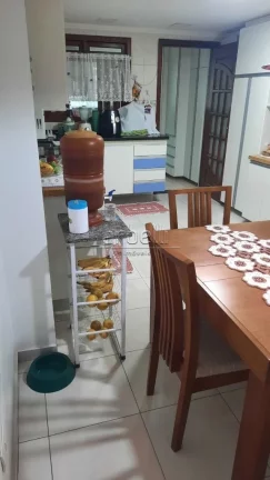 Imagem Sobrado com 242 metros quadrados, 3 dormitórios sendo 1 suíte com armários, 4 banheiros, 1 lavabo...