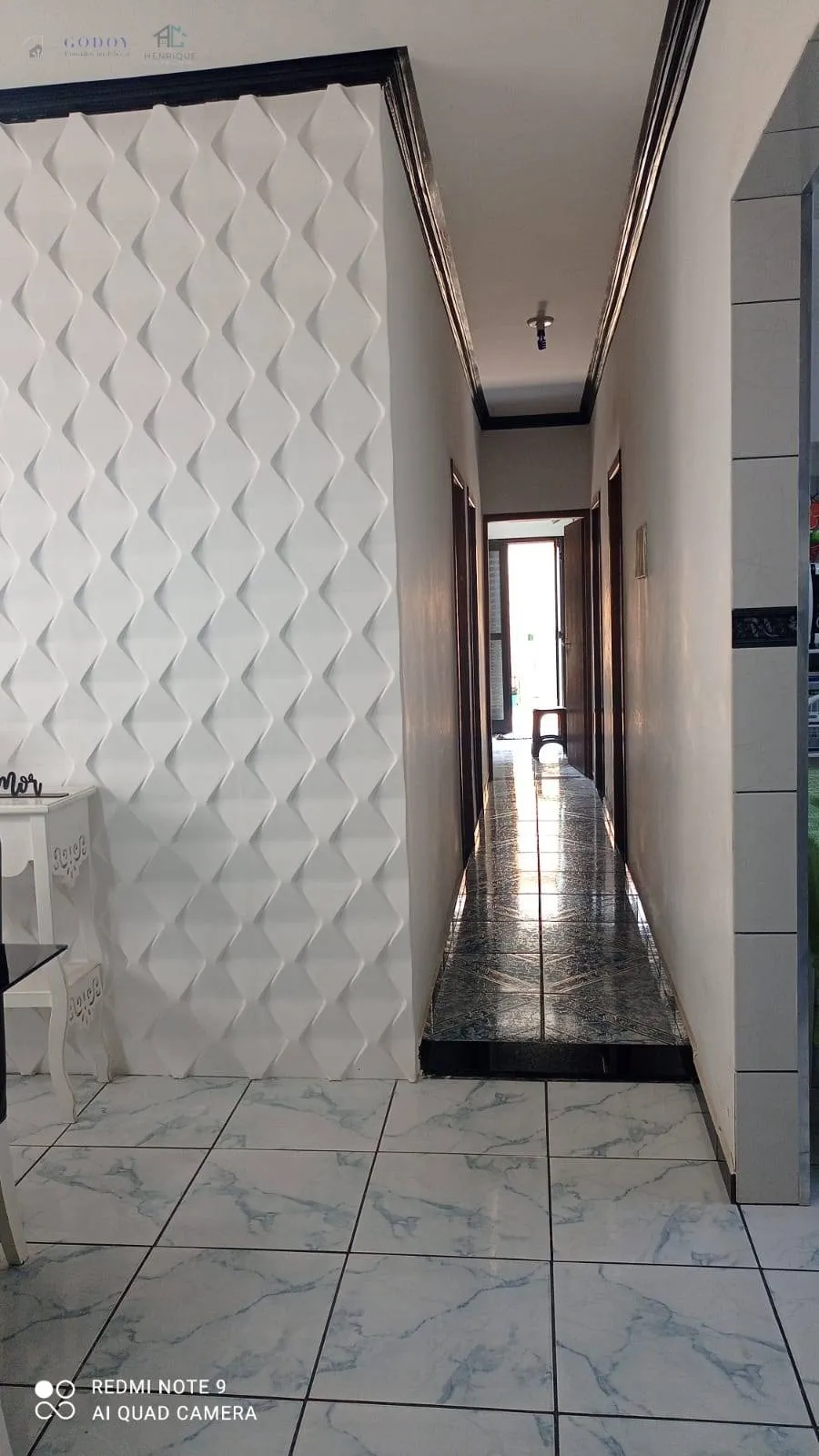 Imagem Linda Casa com Suíte, Escritório e Garagem Coberta em Ótima Localização