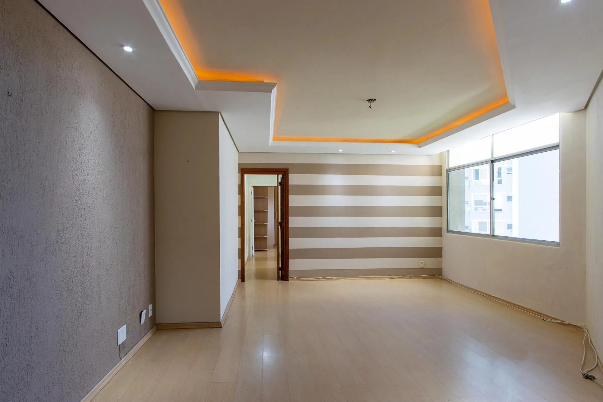 Imagem Excelente Apartamento 2 Dormitórios na Av. Wenceslau Escobar