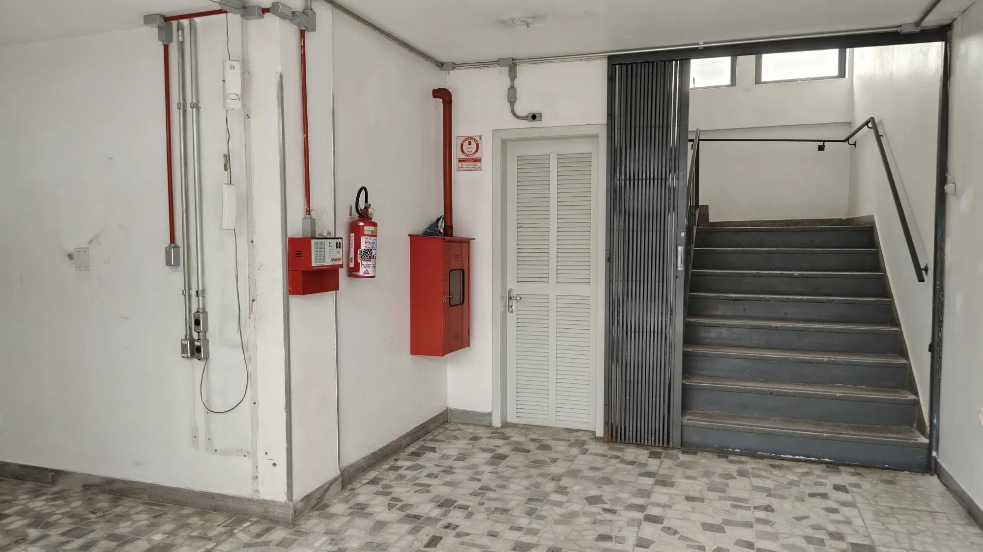 Imagem Prédio Comercial no bairro Menino Deus.