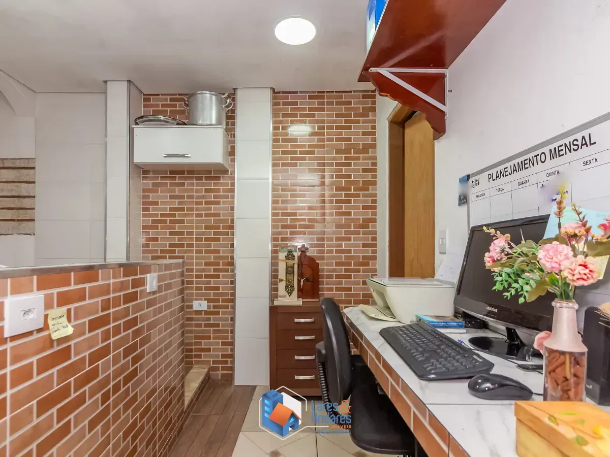 Imagem Sobrado para venda em Vila Zat com 5 quartos, sendo 2 suítes, 200m²