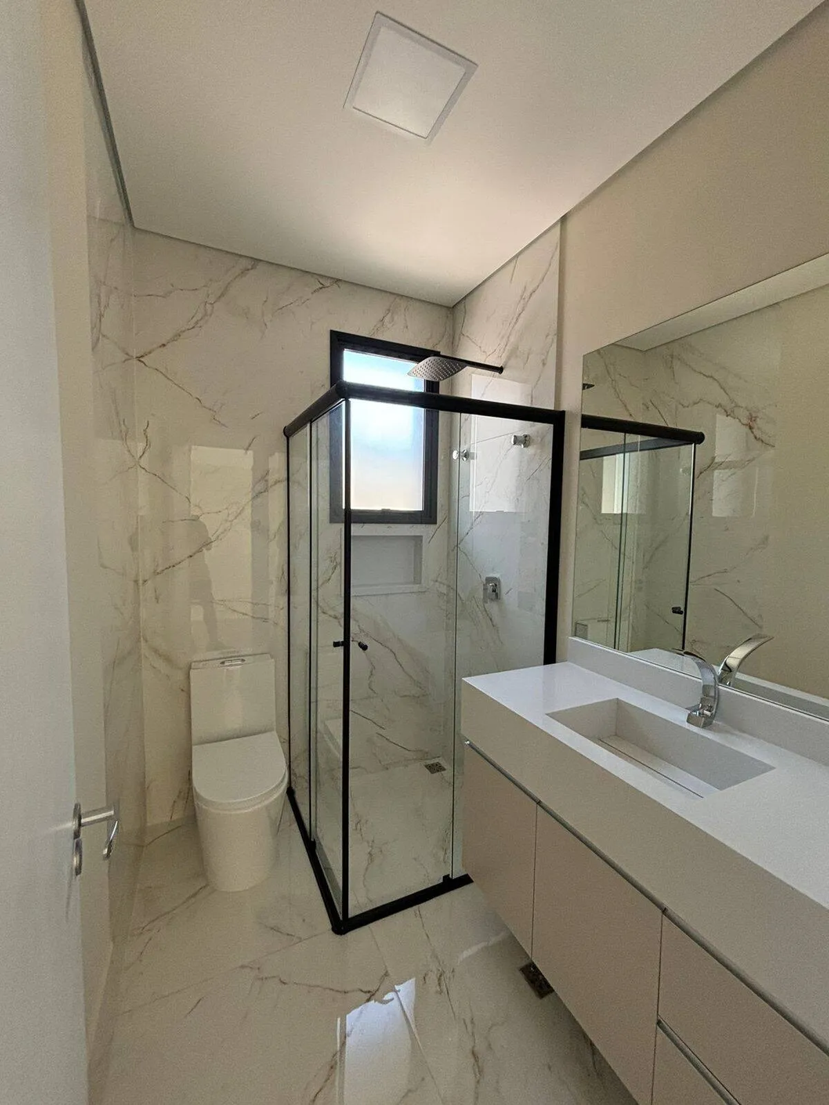 Imagem Casa Nova Planejada em Alphaville - 4 Dormitórios, 2 Suítes, Área de Lazer Completa e 4 Vagas