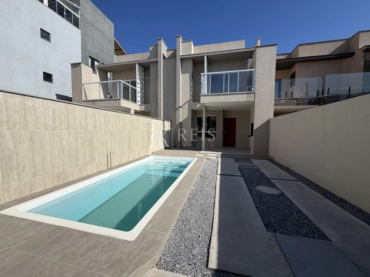 Foto do imóvel Casa para Venda em Rio das Ostras, Recreio, 4 dormitórios, 4 suítes, 6 banheiros, 2 vagas em Rua Teresópolis, 864 - Recreio, Rio das Ostras - RJ