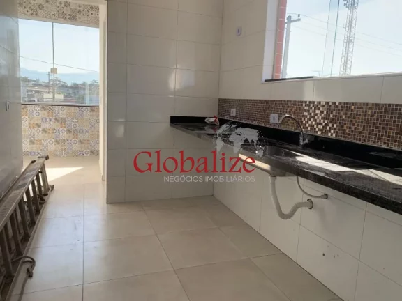 Imagem Casa sobreposta alta à venda com 72m², 2 quartos, 1 suíte, churrasqueira por R$315.000,00 em Santos