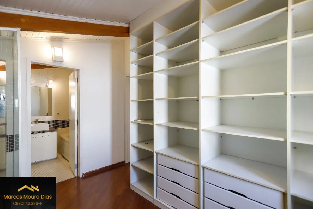Imagem Casa no Sumaré com 3 Dormitórios ( 1 suíte), 359m² com Piscina, Elevador, Churrasqueira e 6 Vagas de Garagem