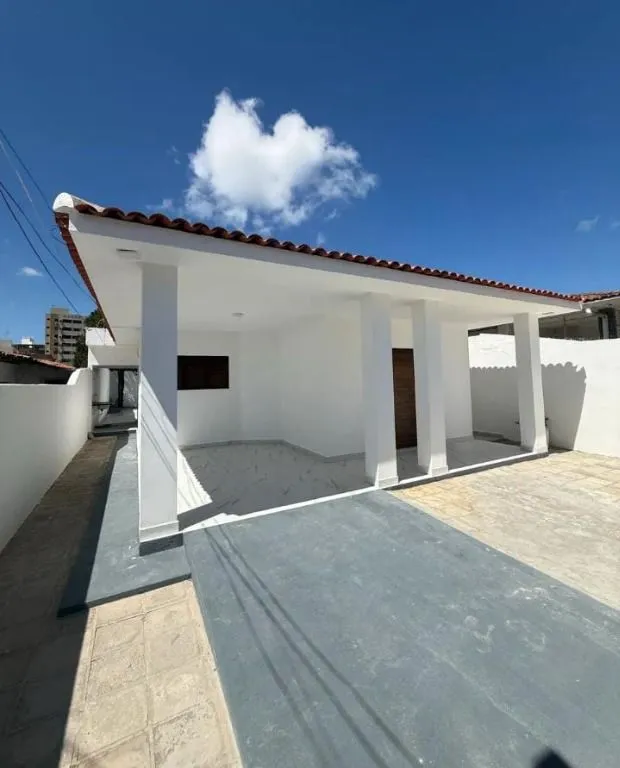 Imagem Casa com 270m² nos Bancários, 3 quartos, piscina e 2 vagas. Localização estratégica no Jardim Cidade Universitária.