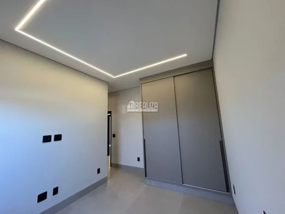 Imagem Casa com piscina aquecida no Condomínio Damha III, no bairro Recreio dos Bandeirantes - Uberaba