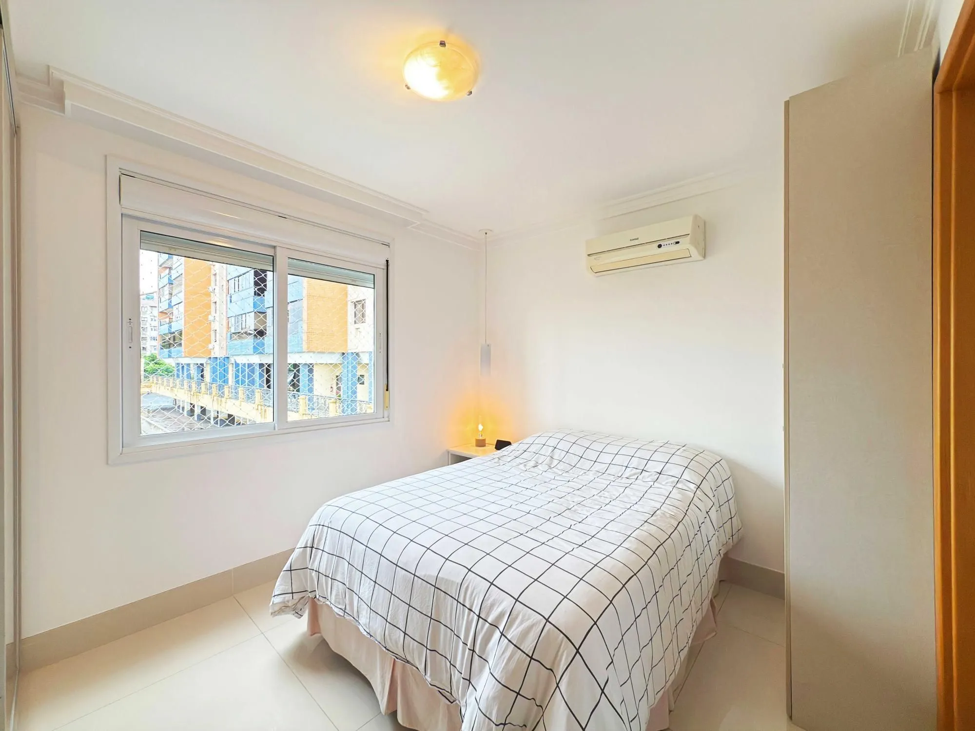 Imagem Apartamento a venda semi-mobiliado com dois dormitórios no bairro São João/PoA
