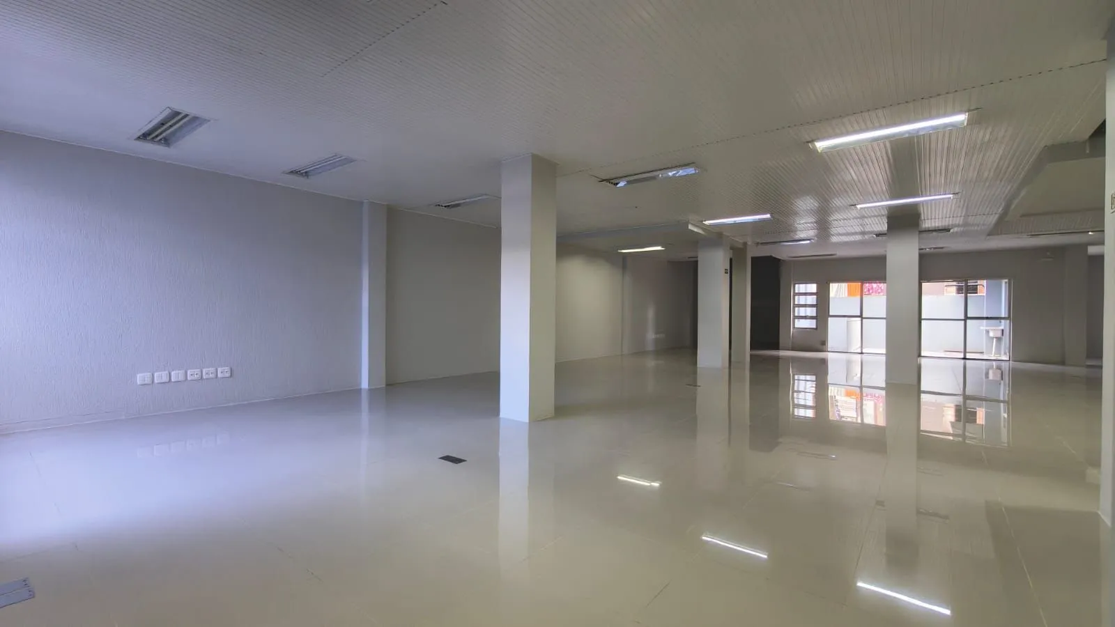 Imagem Sala comercial B. Hamb. Velho., Novo Hamburgo. 326,28 M2 privativos e 4 Vagas