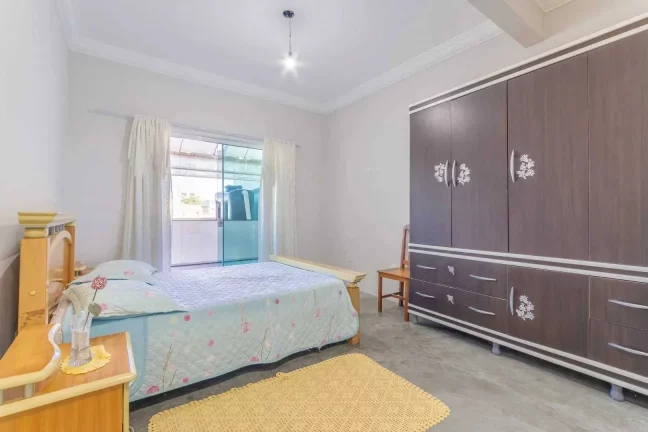 Imagem Casa com 3 suítes e 2 vagas de garagem no Centro de Balneário Camboriú.
