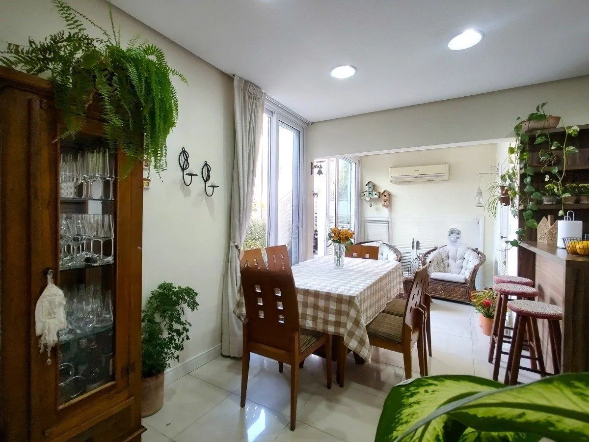Imagem Casa com 4 dormitórios, espaço gourmet e terraço na Zona Norte de Porto Alegre